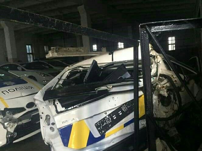 "Приусово кладбище". В Facebook опубликовали фото с паркинга разбитых полицейских машин