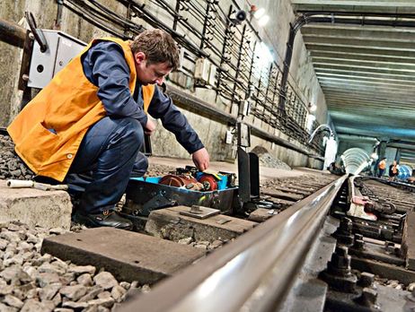 В Киеве на синей ветке метро человек попал под поезд