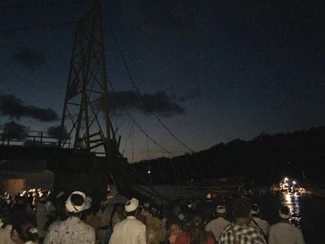 В Индонезии рухнул мост, являющийся туристической достопримечательностью, восемь погибших