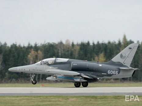 В Чехии у боевого самолета во время полета отпал фонарь кабины