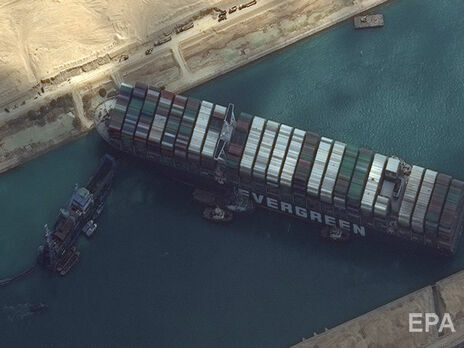 Из-за севшего на мель контейнеровоза на входе в Суэцкий канал собралась очередь из более чем 300 судов
