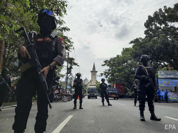 В Индонезии двое смертников подорвались возле католической церкви
