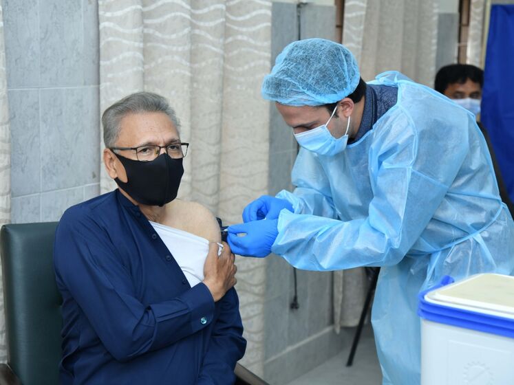 Президент Пакистана заболел COVID-19 после первой прививки от коронавируса