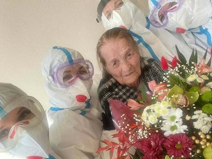 В Черновцах от COVID-19 вылечили 100-летнюю женщину. Это первая госпитализация в ее жизни