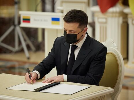 Зеленський доручив не піднімати президентський штандарт на Банковій, коли він перебуває за кордоном