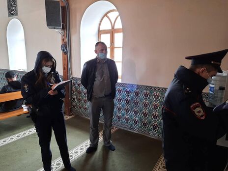 В оккупированном Крыму сотрудники ФСБ и прокуратуры пришли с проверкой в мечеть