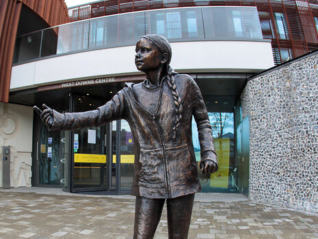В университете в Британии поставили памятник Грете Тунберг. Студенты считают, что деньги можно было потратить лучше