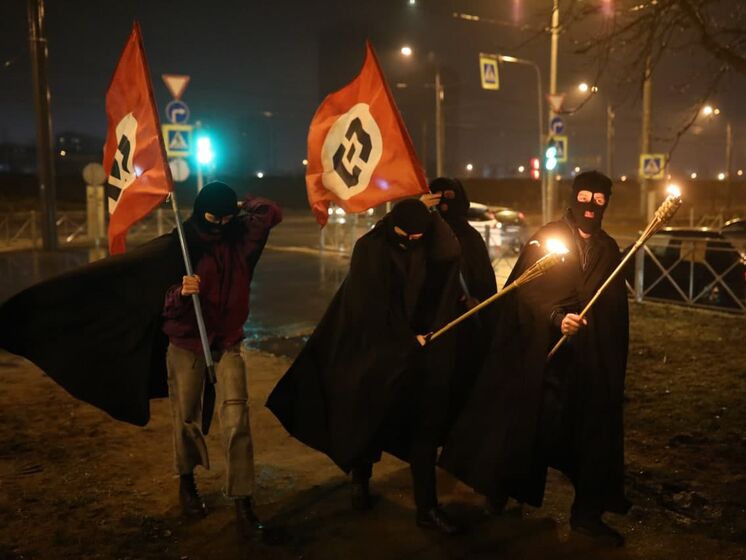 "Настоящее тоталитарное шествие". В России провели акцию против блокирования Twitter с факелами и знаменами Роскомнадзора