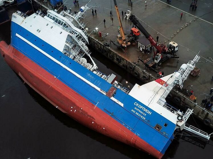 В России перевернулось находящееся на ремонте судно, есть погибшие