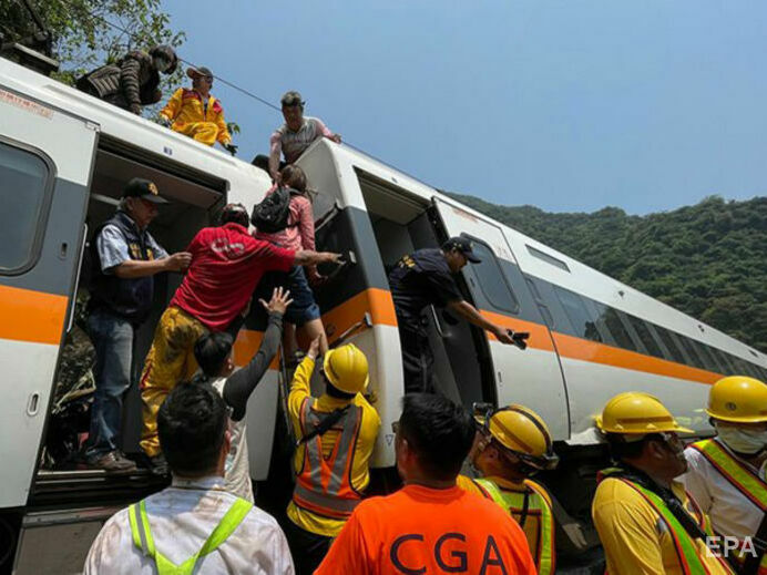 На Тайване пассажирский поезд на полном ходу врезался в строительную машину. Погибло почти 40 человек