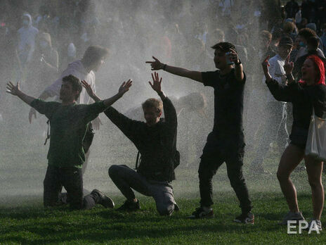 В Бельгии тысячи людей пришли на фейковую вечеринку во время локдауна. Их разогнали водометами