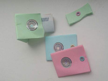 В российском Магнитогорске неизвестный меценат разбросал на улицах конверты с деньгами