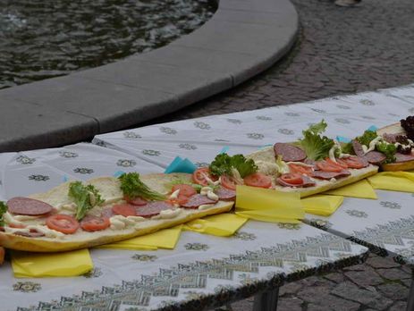 В Запорожье изготовили самый длинный в Украине бутерброд