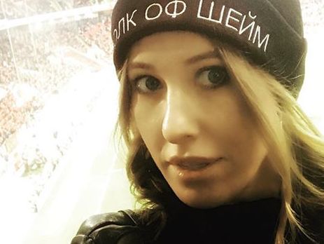 Собчак показала живот в облегающем платье