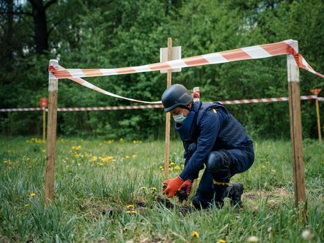 Более 100 пиротехников разминируют территорию Донбасса – ГСЧС