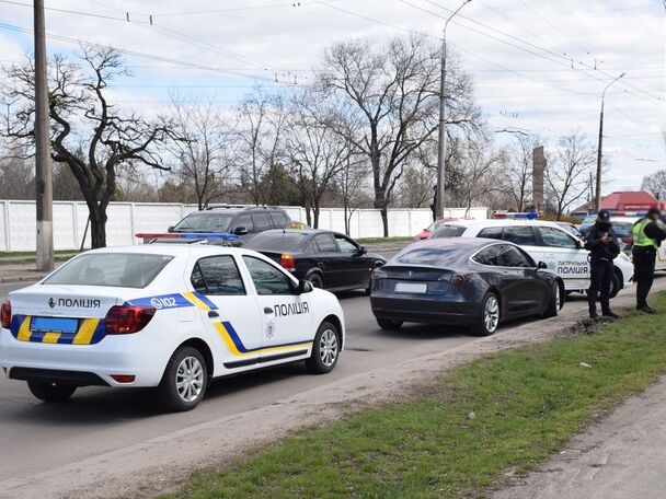 В Николаеве водитель Tesla наехал на патрульного – полиция