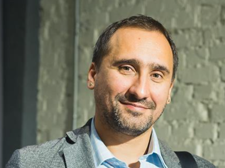 Выглядит так, что Зеленский едет в те страны, где его готовы принять. А не туда, где Украине нужно добиваться чего-то действительно важного