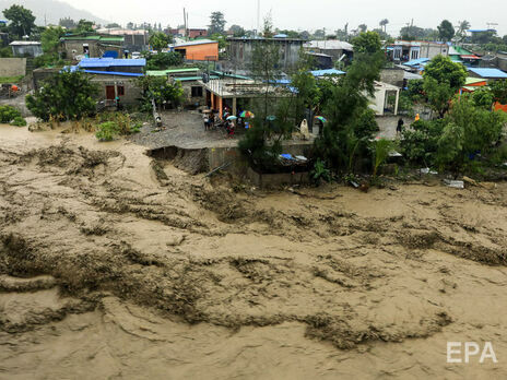В Индонезии и Восточном Тиморе наводнения и оползни унесли жизни более 100 человек. Фоторепортаж