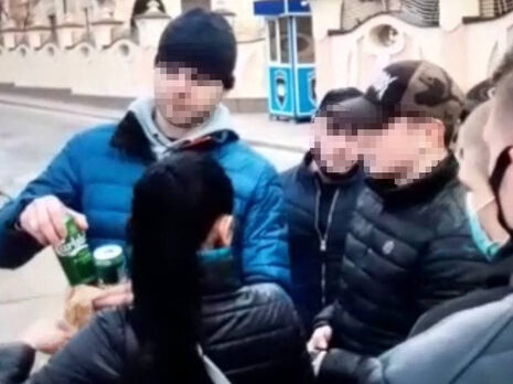 Двое россиян в центре Киева избили украинца за распитие алкоголя на улице