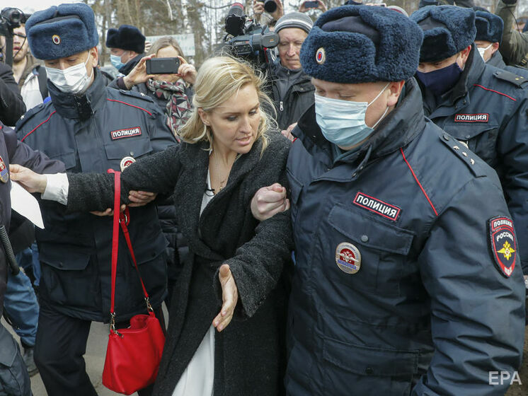 Поліція затримала дев'ятьох осіб біля будівлі колонії, де сидить Навальний. Серед них – голова "Альянсу лікарів" і журналіст CNN