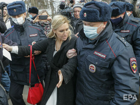 Поліція затримала дев'ятьох осіб біля будівлі колонії, де сидить Навальний. Серед них – голова 