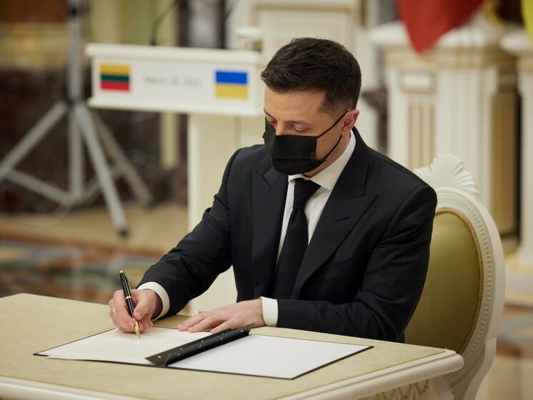 Зеленський підписав закон про посилення відповідальності колекторів