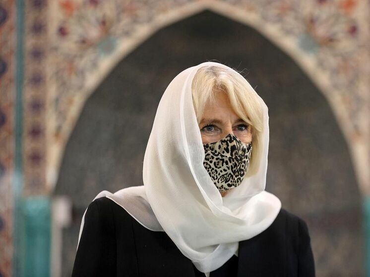 Дружина принца Чарльза відвідала мечеть, перевзувшись у хутряні тапочки. Фото, відео