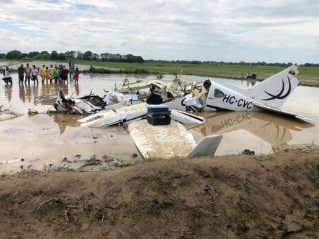 Самолет упал в воду