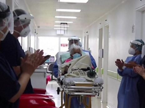 В Колумбии 104-летняя женщина второй раз вылечилась от COVID-19, из больницы ее провожали аплодисментами. Видео