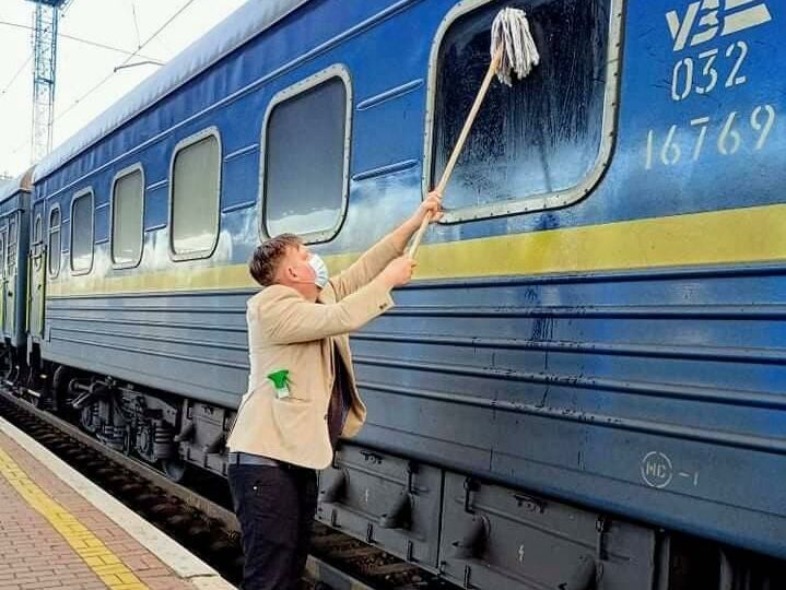 "Убирать УЗ нелегко, верно?" Датчанин помыл шваброй грязное окно вагона поезда "Укрзалізниці"