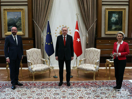 Главі Єврокомісії не знайшлося стільця на зустрічі з Ердоганом. Відео
