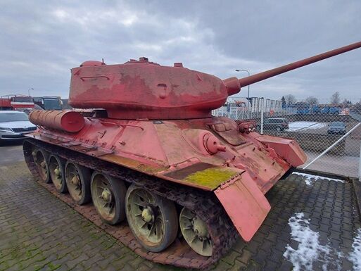 Житель Чехії зізнався поліції, що приблизно 30 років зберігав удома рожевий танк й артустановку