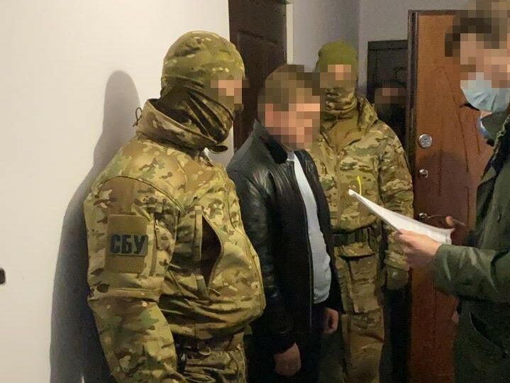 Бойовик "ЛНР" улаштувався на роботу в сервісний центр МВС. СБУ викрила його в Херсонській області