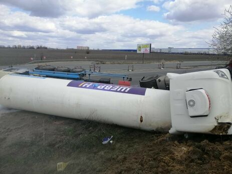 Под Киевом перевернулась цистерна с кислородом, дорогу перекрыли