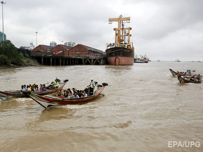 В Мьянме опрокинулся переполненный паром, известно о 25 погибших