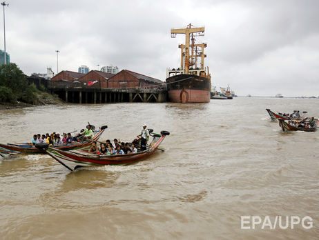 В Мьянме опрокинулся переполненный паром, известно о 25 погибших