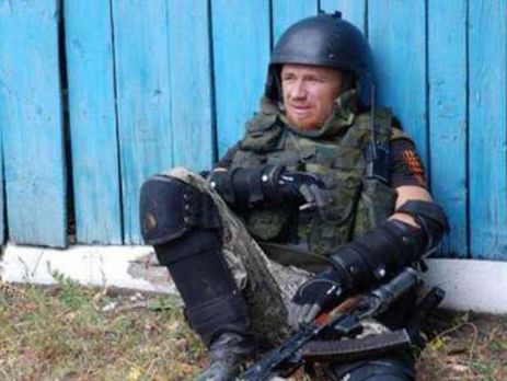 Обнародованы новые кадры с места гибели Моторолы, показан вынос тела боевика. Видео