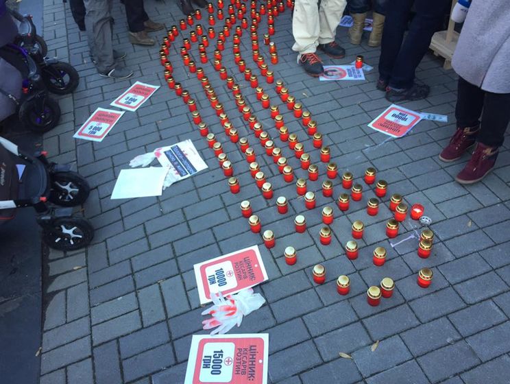 Во Львове люди вышли на митинг из-за смерти девочки в родильном отделении города
