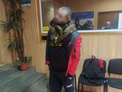 В Киеве задержали пьяного мужчину, который разгуливал по улицам с двумя змеями и приставал к прохожим