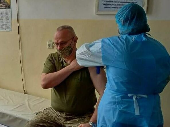 Хомчак вакцинировался от коронавируса на Донбассе вместе с военными