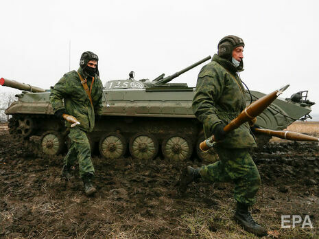 На Донбасі український військовий дістав поранення через обстріл бойовиків
