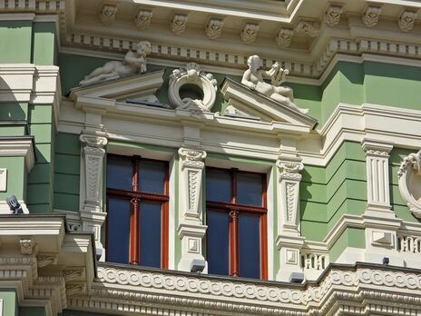 В Одесі від скульптури на фасаді старовинного будинку відпала частина обличчя. Усередині була пляшка, і вона відразу стала мемом