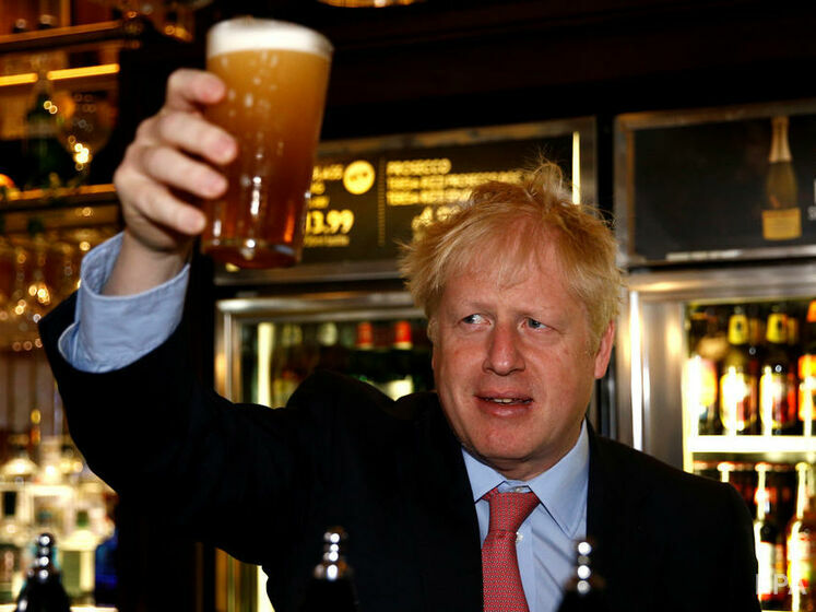 У Великобританії послаблюють карантин. Прем'єр-міністр Джонсон має намір "безповоротно" випити пива в пабі