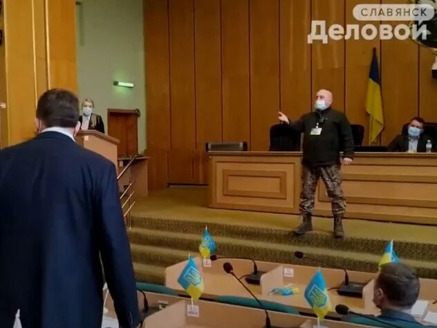 В Славянске на сессию горсовета принесли флаг России