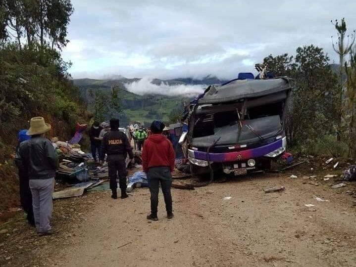 В Перу перевернулся автобус, погибло по меньшей мере 20 человек