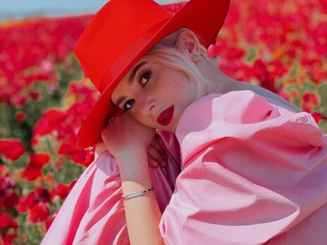 Міка Ньютон мріє перевезти батьків із Бурштина в Лос-Анджелес