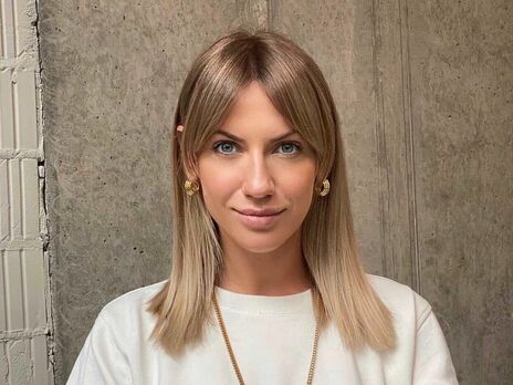 Нікітюк, сидячи на підлозі, засвітила смужку трусів між ніг