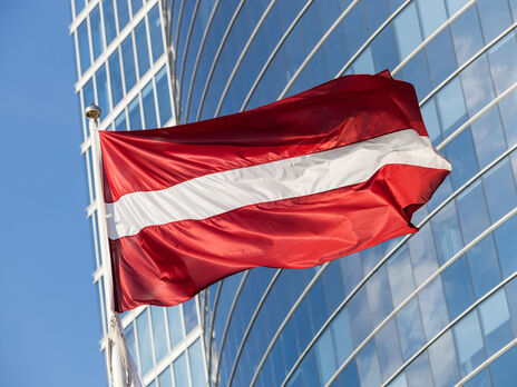 Військовий аташе Росії в Латвії показав середні пальці сусідам у відповідь на їхні скарги через галасливу вечірку