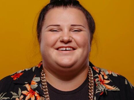 alyona alyona со шваброй в руках сделала фотопародию на Каменских