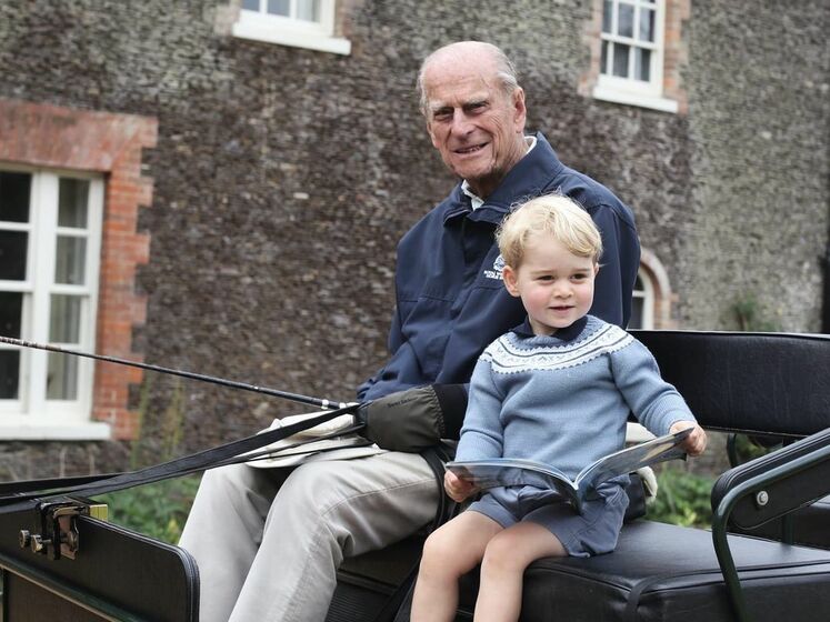 Королівська сім'я Великобританії оприлюднила фото принца Філіпа і його семи правнуків. Фото зібрало понад 1 млн лайків